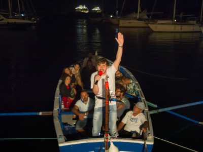 ...o persino su una barca, come � successo al porto di Brindisi durante la competizione regionale del 30 agosto 2020...(foto dalla pagina Facebook SlammalS - Poetry Slam Puglia)